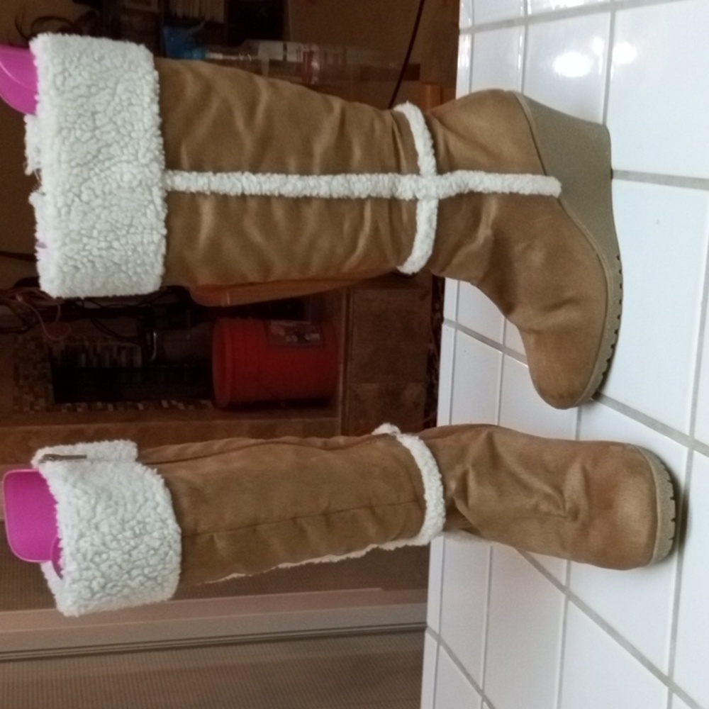 Old Navy Tan Winter Boots with Cream Fur Trim - Picture 4 of 4
